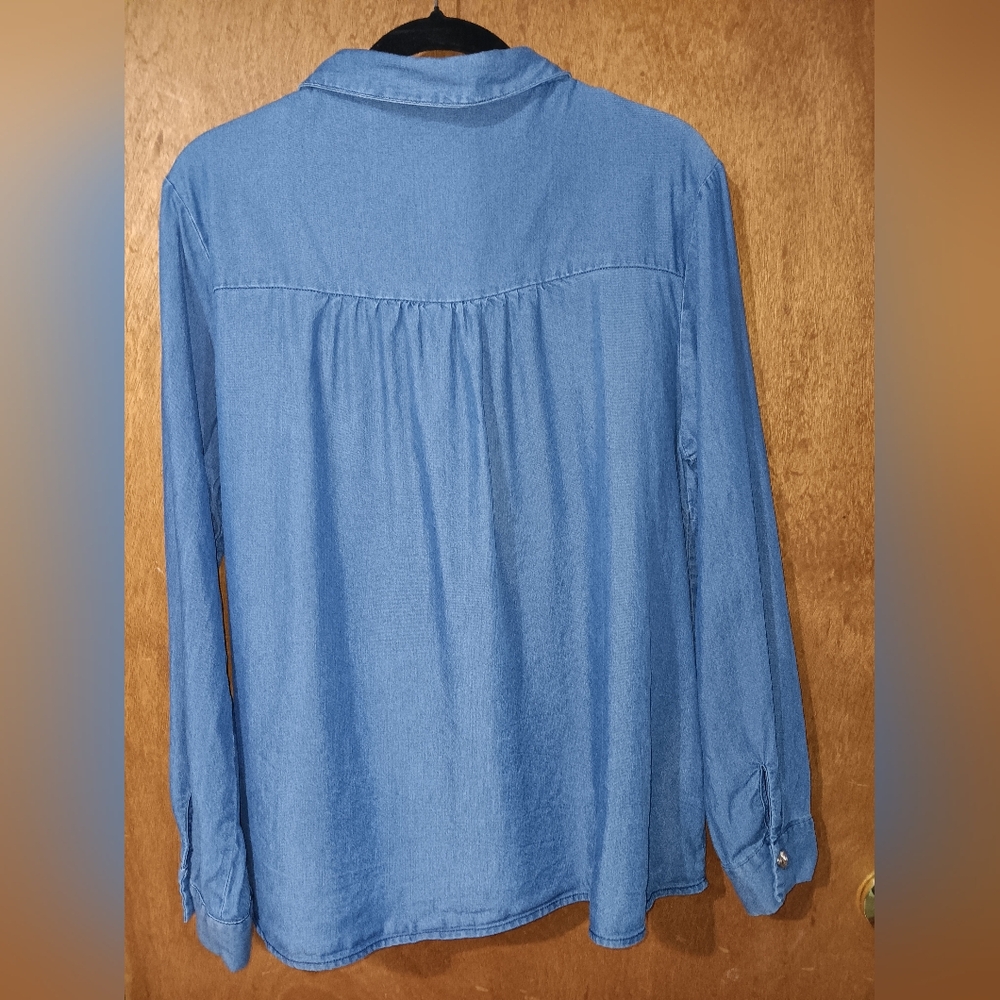 Chic Blue Button-Down Women's Shirt with Heart Buttons - Picture 2 of 6